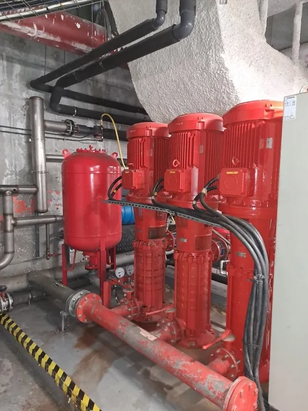 Ancien surpresseur incendie avant remplacement, Puteaux (92)