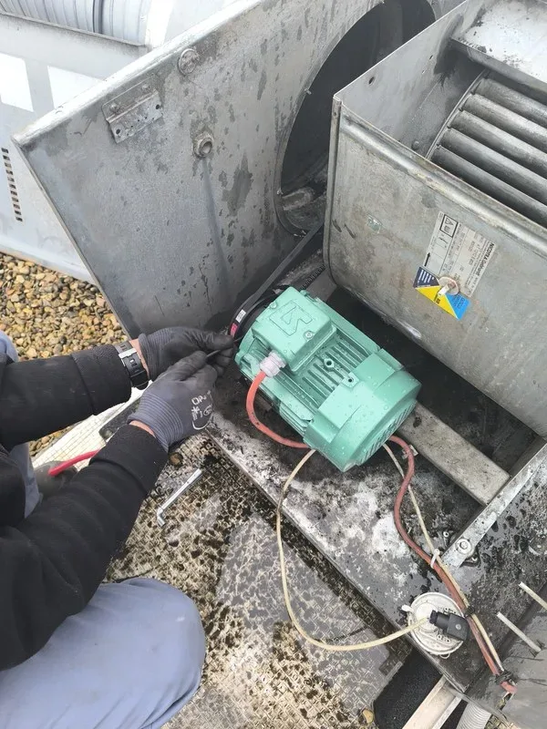 Caisson de VMC Nicotra remis en état par Motralec à Corbeil-Essonnes (91)